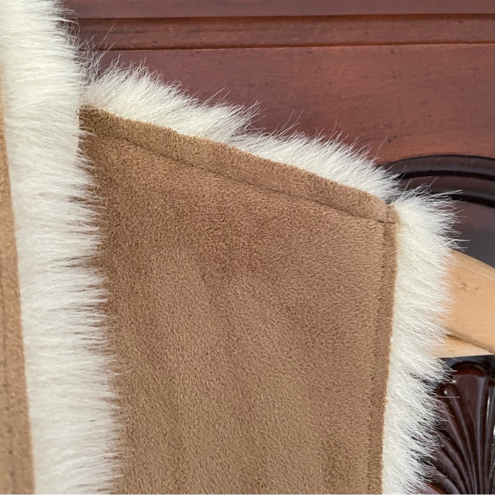Vegan buckskin faux fur cascading sleeveless vest size small - Picture 3 of 12